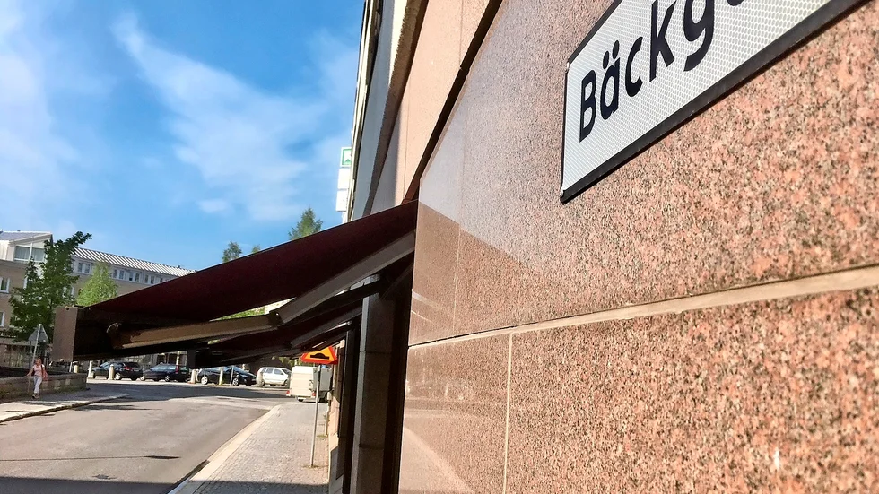 Enligt polisanmälan skedde knivrånet på Bäckgatan , inte långt från Scandic och Försäkringskassan.