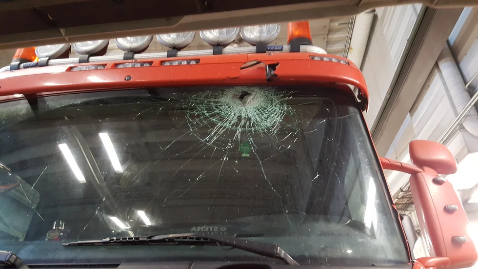 Detta blev följden av en av stenkastningarna mot fordon som passerade Lövånger i höstas. Nu åtalas fyra ungdomar för delaktighet i brotten.