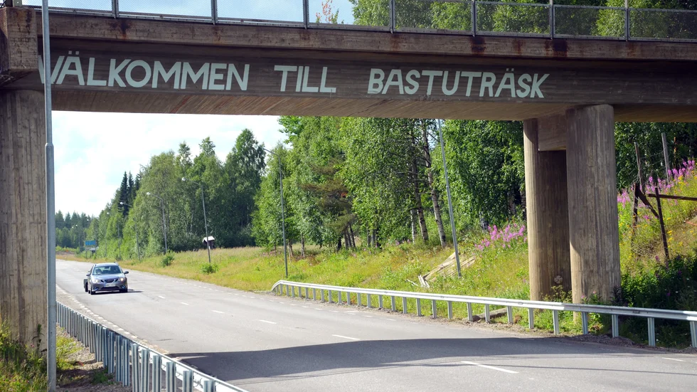 Basenområdet i Bastuträsk har inte sanerats efter en segsliten tvist. Nu vill företagarna se en lösning.
