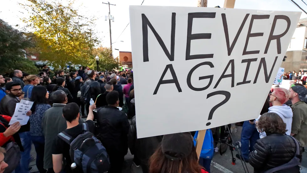 Protester i Pittsburgh efter dödsskjutningarna i synagogan Tree of Life förra lördagen.