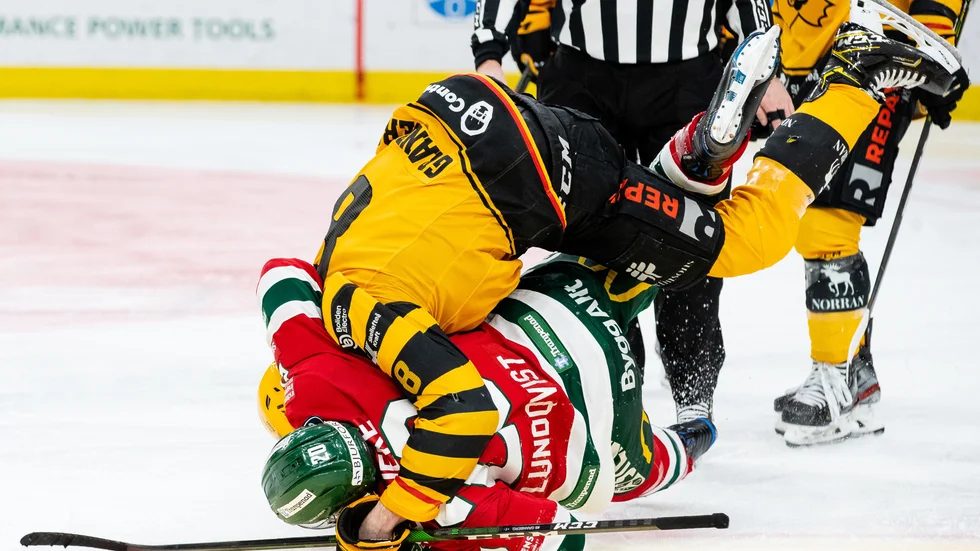 Petter Granberg brottar ned Joel Lundqvist.