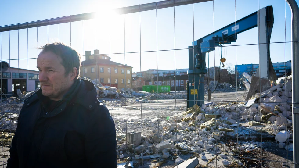 "Privata intressen kommer att göra vinst på fastigheter som kommunen kunde ha ägt själv." Det säger Vänsterpartiets kommunalråd Tobias Smedberg, här fotograferad i kvarteret Norra Hovstallängen.