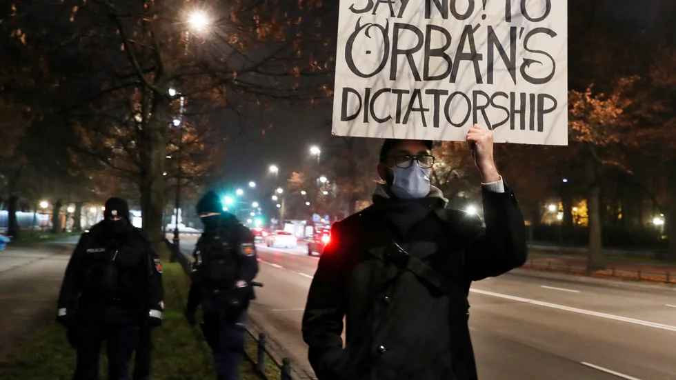 Demonstrant i Warszawa i Polen protesterar mot ett besök från Ungerns premiärminister Viktor Orbán 2020. Ungern och Polen är på kollisionskurs med övriga EU-länder inom en rad frågor på rättsstatsområdet. Arkivbild.