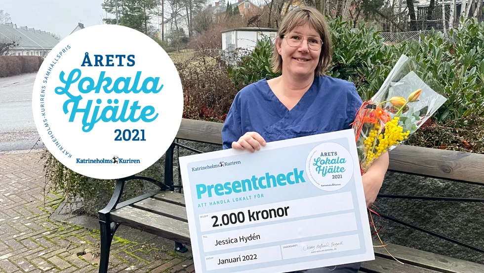 Det var en överraskad och glad Jessica Hydén som tog emot utärkelsen Årets lokala hjälte 2021. Nu ska hon bjuda volontärerna i Mathjälpen på pizza. "Vi gör ju det här tillsammans", säger hon.
