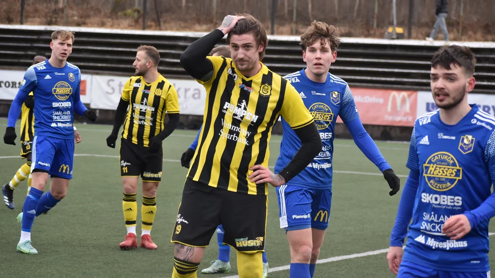 Marcus Oskarsson Johansson i Gullringens GoIF tvingades avbryta efter skadekänning i benet.