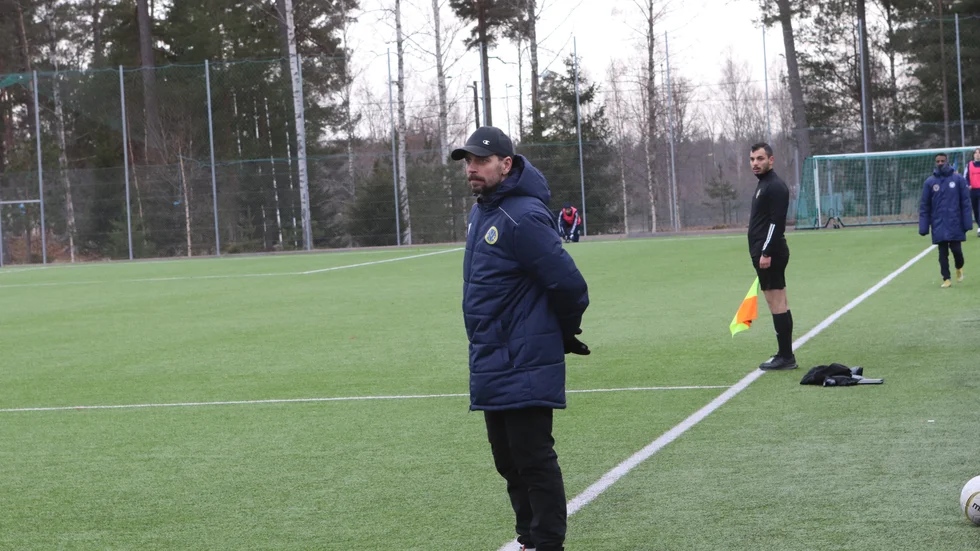 VFC:s huvudtränare Alexander Holmberg är tillbaka på tränarbänken efter ha missat senaste matchen mot Nyköpings BIS. På lördagen väntar Hammarby IF FF på hemmaplan.