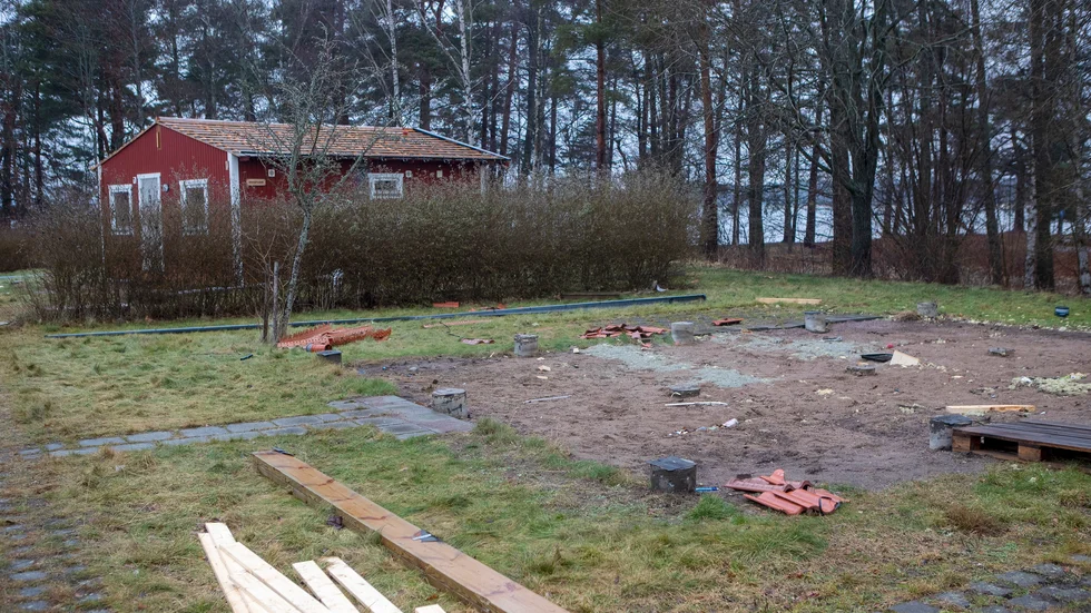 Stugbyn vid Folkets park är på väg att monteras ner och fraktas bort. Att alla stugor försvinner på en gång ger en tydlig brist på boendeplatser för sommarens turister.