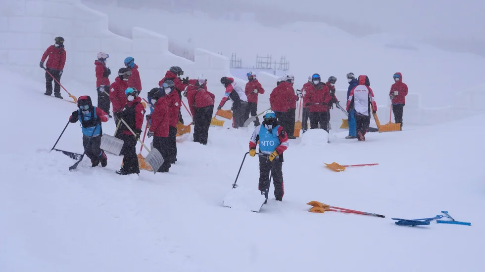 Snöröjning i slopestylebanan i Zhangjiakou.