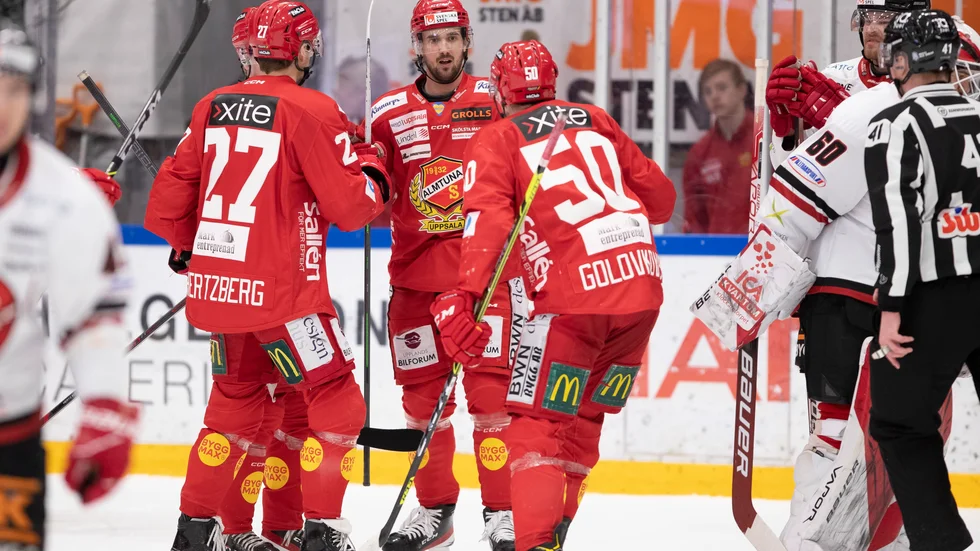 Johan Eriksson (i mitten) har just gjort 1–0 för Almtuna hemma  mot Vita Hästen och gartuleras av bland andra Viktor Hertzberg (27) och Georgs Golovkovs (50) som stod för förarbetet.