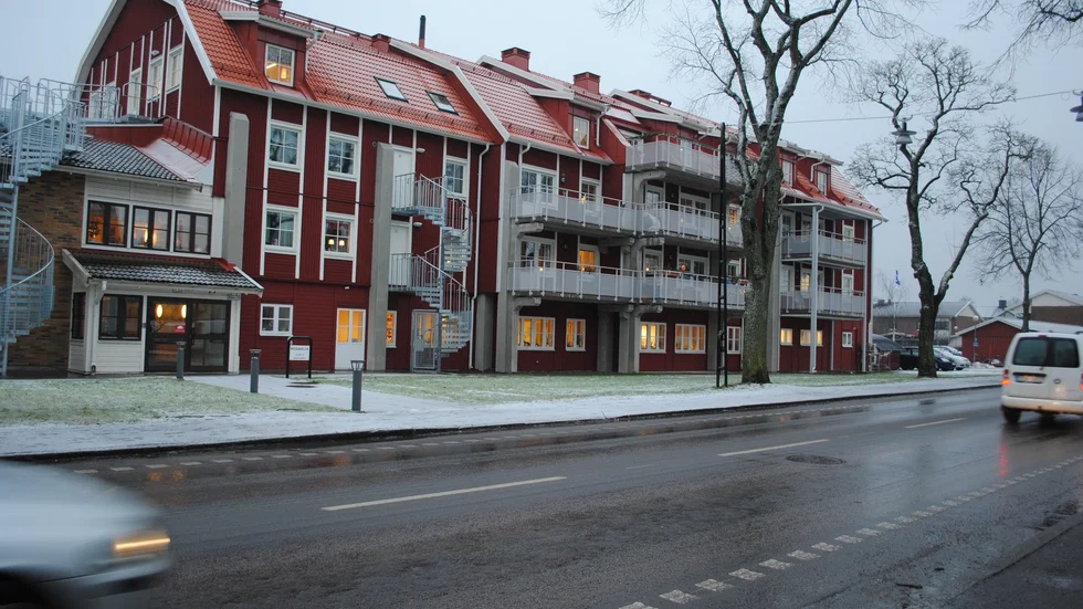 På 30-sträckan längs Allén vid Rosavilla stod polismannen på lur för att spana efter misstänkta rattsurfare. 