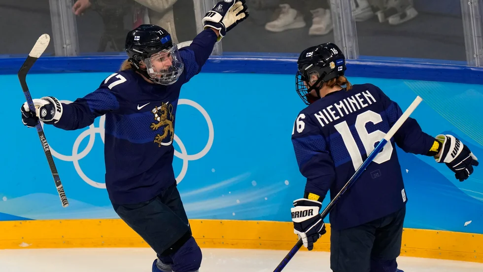 Finlands Susanna Tapani firar målet mot Schweiz med Petra Nieminen.