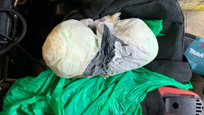 En påse med ett halvt kilo amfetamin hittades vid tillslaget i lagerlokalen.