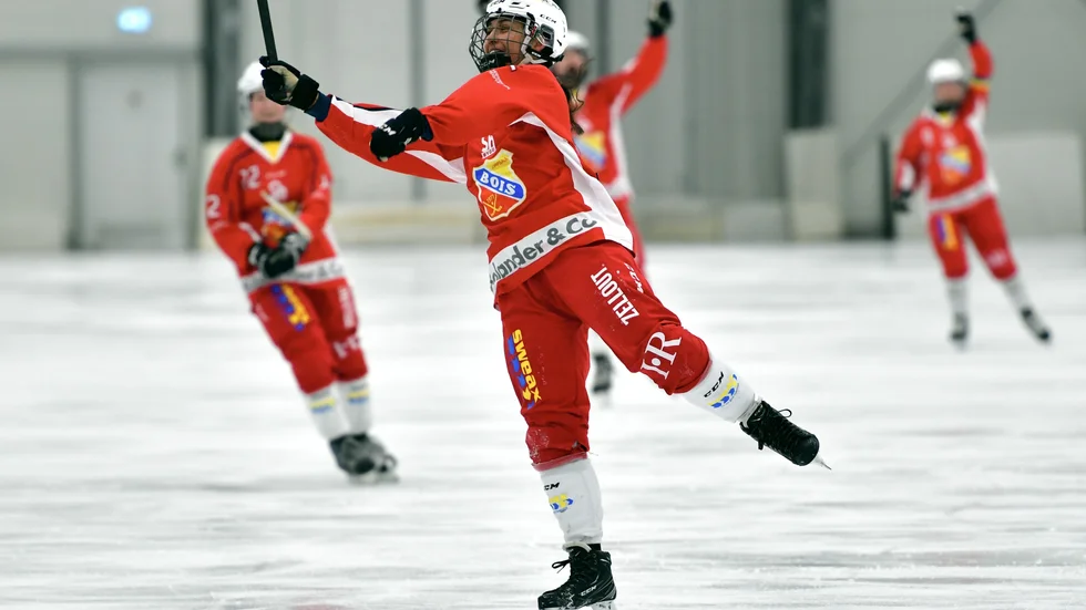 Clara Ringmar har just gjort Uppsala Bois första mål i toppmatchen mot Rättvik i Recoverhallen, som slutade med en fyramålsseger och förstärkt serieledning.