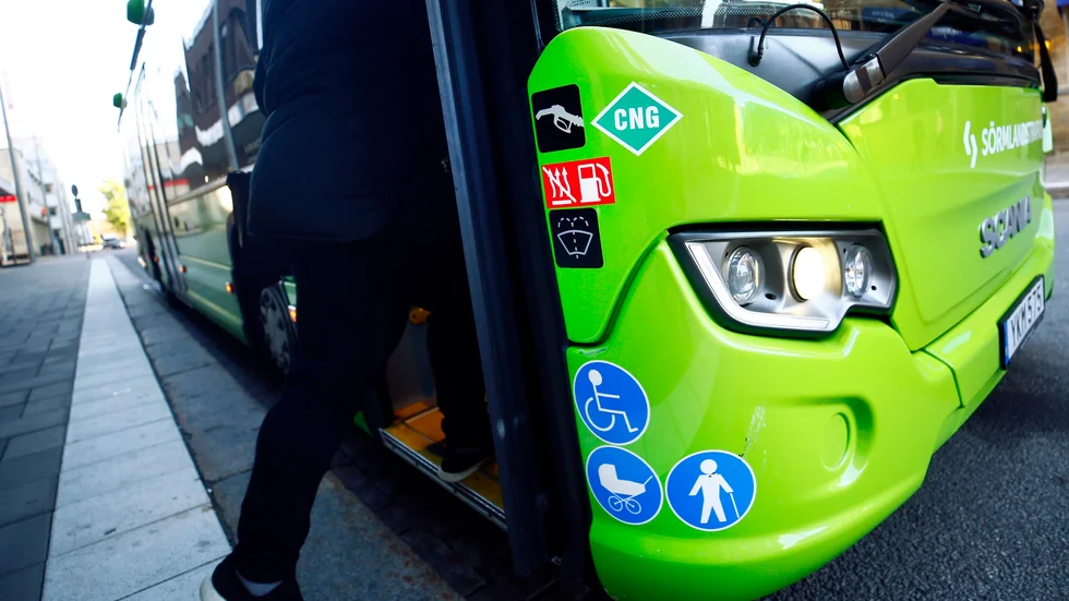Medan det i grannregionen Stockholm är gratis för personer med ukrainska pass att resa med kommunaltrafiken, så har Region Sörmland ännu inte tagit något sånt beslut.