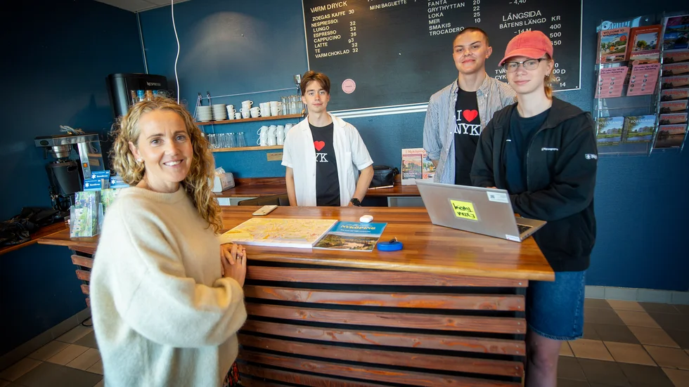 Anna Andreasson med sommarjobbarna Elliot Anderson, Elias Wilmenius Hillman och Elin Tellebro.