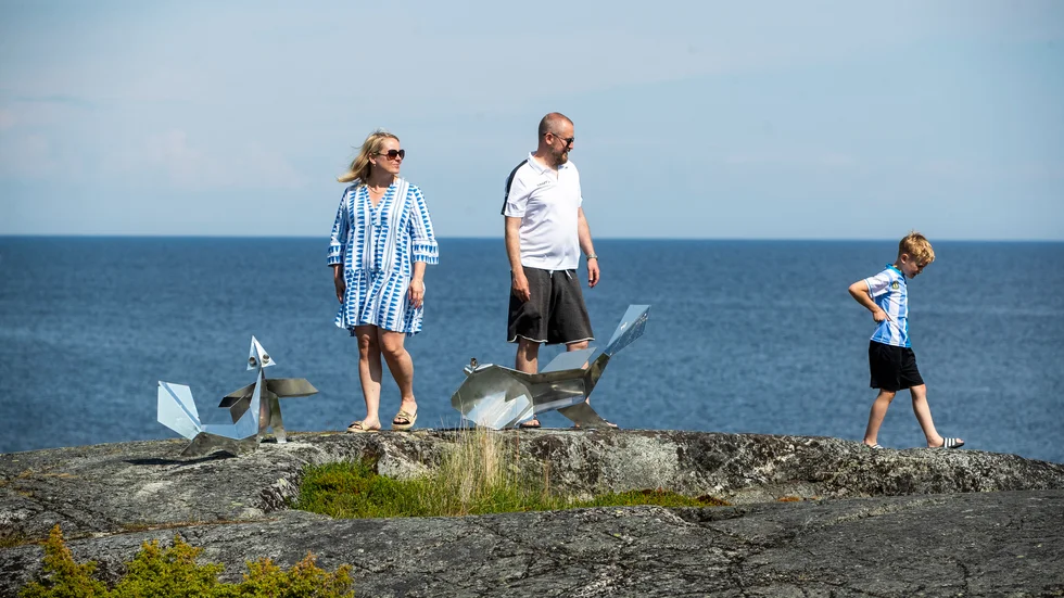 På Brändöskär har inlandsisen slipat fram mjuka klippor och lämnat isräfflor efter sig. Här har basketfamiljen med Malin Holmqvist, Dennis Pihl och sonen Noah hittat sitt skärgårdsparadis. ”Det är bara här som jag kan känna ett sånt lugn”, säger trebarnsmamman Malin Holmqvist.