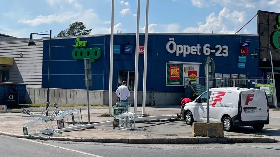 En av flaggstängerna utanför Coop på Örnäset låg tvärs över trottoaren efter att ha blivit påkörd så att markfästet lossnade. 