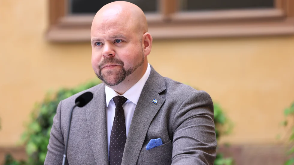 Landsbygdsminister Peter Kullgren (KD) presenterade nyheten på regeringens sommarfika.