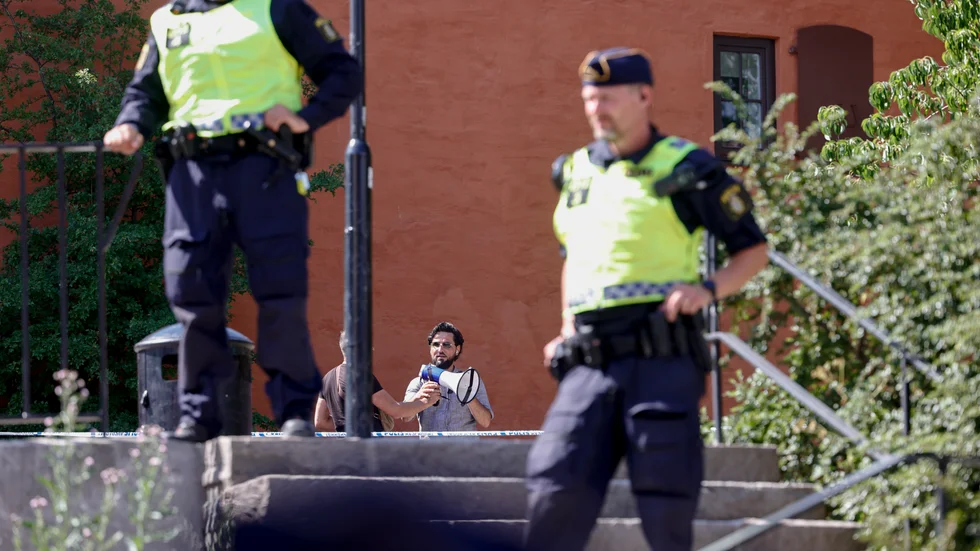 Polisbevakning vid den uppmärksammade koranbränningen utanför Stockholms moské, som ägde rum i slutet av juni. Koranbränningen har fördömts av hela den muslimska världen. Arkivbild.