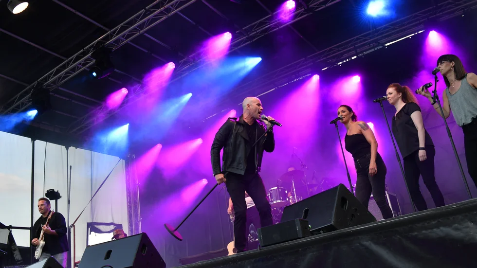 Martin Stenmarck (i mitten) gjorde en bejublad konsert när Skellefteå Summertime inleddes på torsdagen. Med sig på scenen hade han Skelleftebandet Tjocksmock. Fr. v: Peter Jonsson, Sara Hägerlind, Sarah Sundström och Catarina Nyström. Saknas på bild gör Fredrik Marklund, Markus Nyström och Alexander Olofsson.