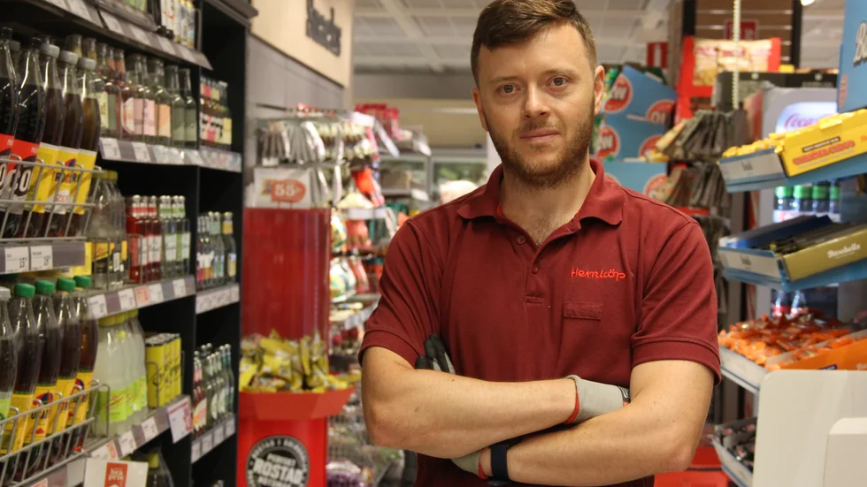 Adam Nilsson är butikschef på Hemköp Svava. Butiken har lyckats få flera personer portade. 