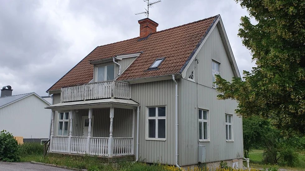 "Det känns inget bra att bo granne med ett ödehus. En fastighet som inte underhålls minskar ju i värde och det är skattebetalarnas pengar. Och så frågar man sig varför kommunen inte kan tänka sig att sälja fastigheten om de inte har någon plan för den", säger grannen Hjalmar Dverstorp. 