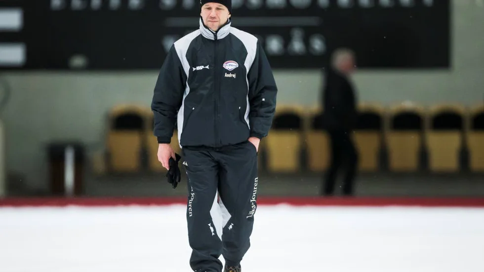 Tufft. Kalix Bandys tränare Andrei Nuzhdinov har haft en jobbig tid under kvalserien.