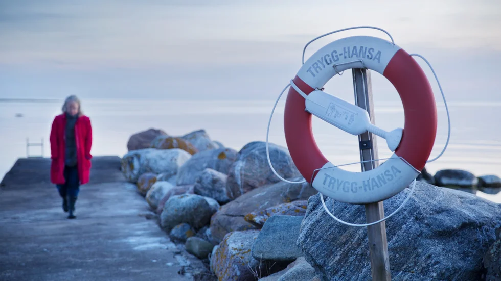 Kvinnan som vi kallar Mona bearbetar fortfarande den destruktiva relationen. ”Att en människa kan driva en till sånt här. Som den gången när jag åkte ut till fiskeläget och funderade på att gå ut i havet för att jag inte pallade läget”, säger hon. Bilden är iscensatt med en annan person.