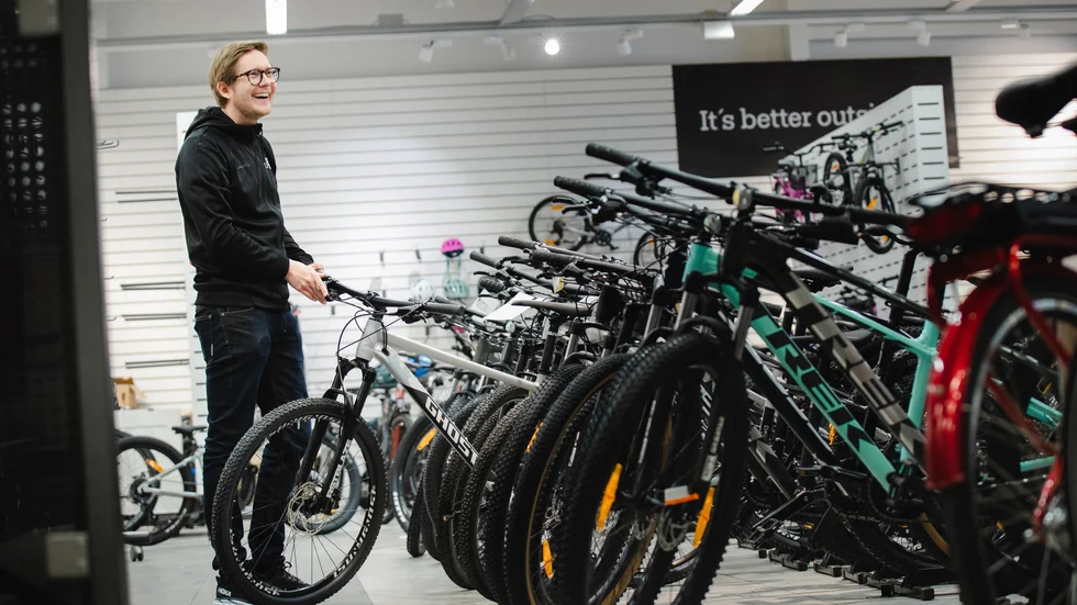 Cykling är ett av huvudområdena i Team Sportias nysatsning, och butiken är laddad med flera märken och modeller. 