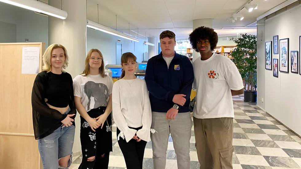 Wilda Falk, Moa Rocklind, Jennifer Ek, Bobby Andersson och Hussein Osman tar studenten från estetprogrammet på LBS kreativa gymnasium i sommar.
