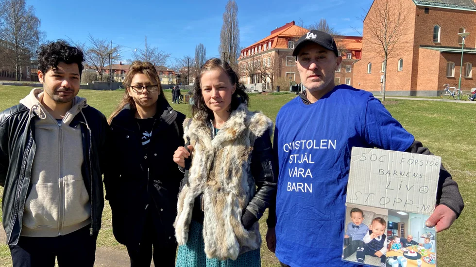 Sulaiman Abualfita, Manuela Gasi, Sofia Palm och Bekim Emini var några av de som visade sitt missnöje med svenska myndigheter. Alla har fått sina barn omhändertagna på vad de anser är felaktiga grunder.
