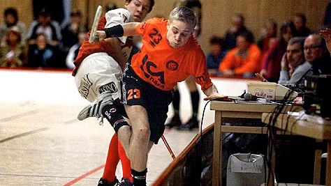 Boxholms David Göransson fick en ordentlig tryckare av Succés lovande Linus Pettersson. Succé vann division II-derbyt med 5--4. Bild: JEPPE GUSTAFSSON