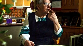 Ingeborg Johansson, 83 år, har haft en synål i sin fot i över två månader. Hela tiden led hon och väntade på att bli kallad till en operation på lasarettet i Motala. I söndags kom nålbiten på 11 millimeter ut av sig själv.
