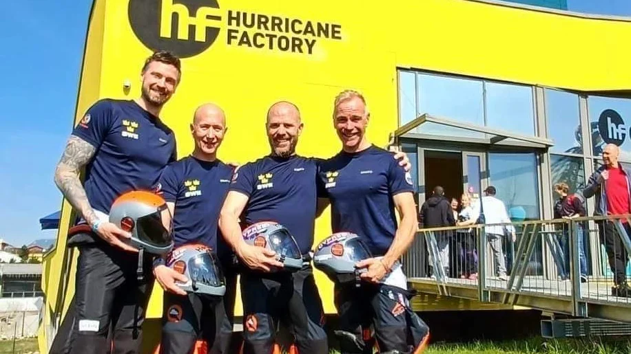 Johan Edvall från Motala ses med det svenska landslaget som kommit sexa i VM i indoor skydiving i Slovakien. Från vänster: Johan Edvall, Rikard Rodensjö, Ulf Liljenbäck och Mattias Nord.