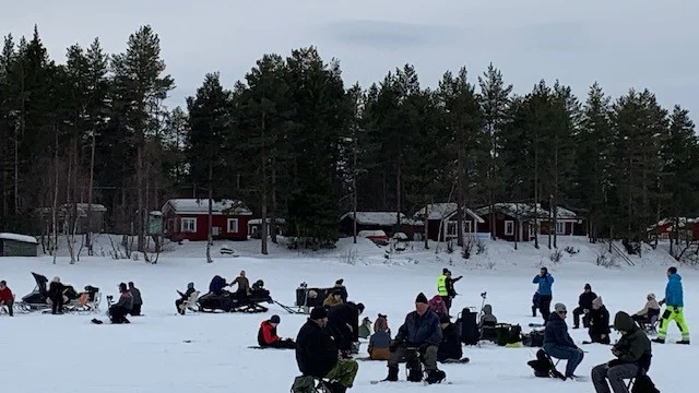 Isen fylldes av förväntansfulla pimplare.