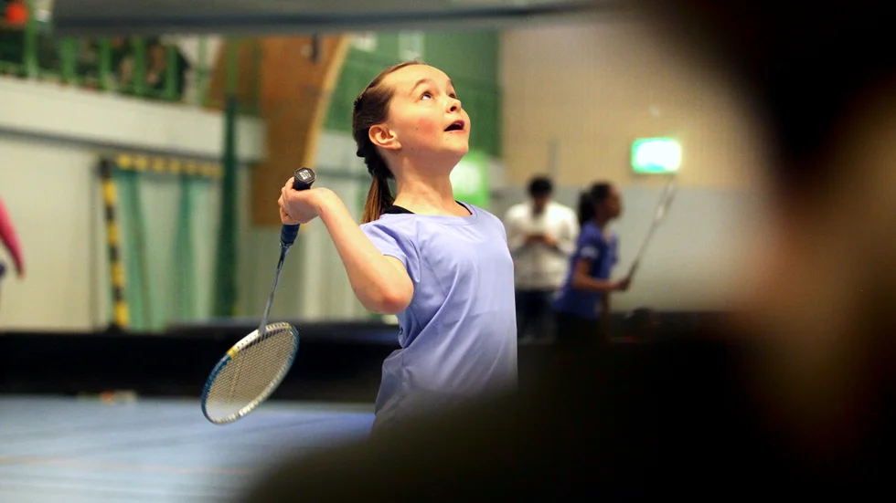 Tyra Erlandsson, 10, har full koll inför en smash. "Det gäller att hålla racket rätt. För både backhand och forehand", säger hon.