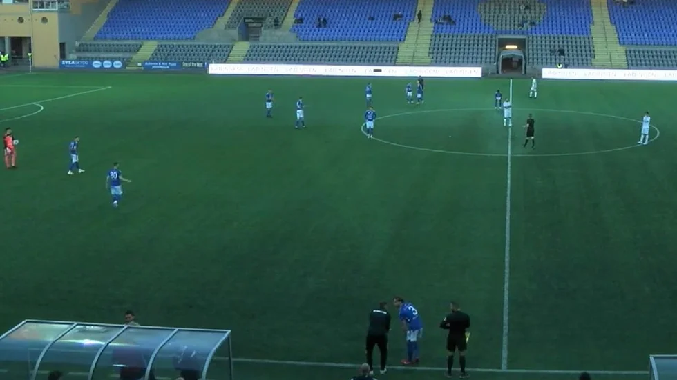 Här blir Simon Helg (närmast i bild) comeback i IFK.