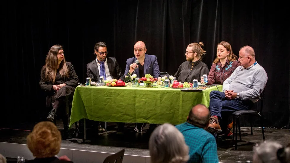 Dukat bord. (från vänster) Birgitta Egerbladh, Sunil Munshi, teaterchefen Linus Tunström, Albin Werle, Gertrud Larsson och Ronny Danielsson presenterade kommande spelåret på Uppsala stadsteater.