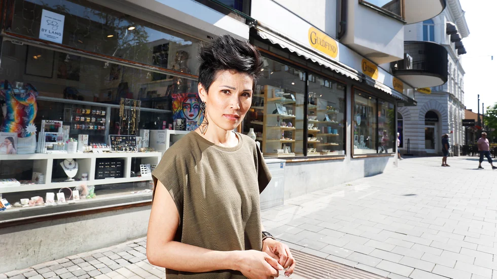 Lang Huynh Werme driver butiken By Lang som ligger vägg i vägg med Guldfynd. Hon försökte trösta sina utsatta kollegor efter det brutala rånet på onsdagen