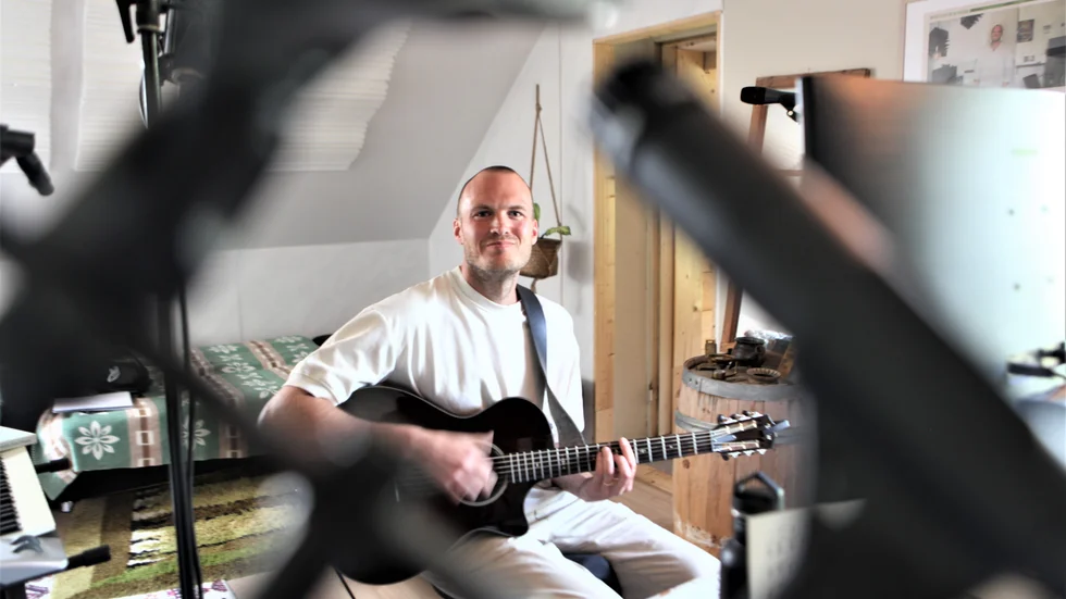 Kim Princis har skapat sin studiodröm på andra våningen i huset i Hogrän. Aldrig vill han flytta därifrån.