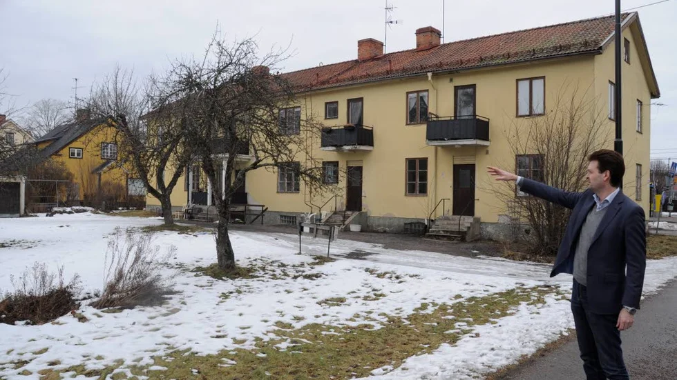 Robert Lindell visar vad planerna är för tomten Parkgården. De nuvarande fastigheterna kommer rivas och ge plats för en vinkelbyggnad i 2-4 plan.