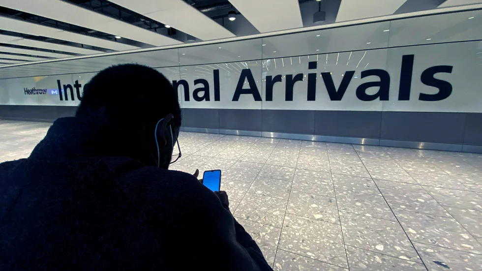Det är långa köer in i Storbritannien när elektroniska gränsspärrar har slutat att fungera. Arkivbild från en ankomsthall på flygplatsen Heathrow.