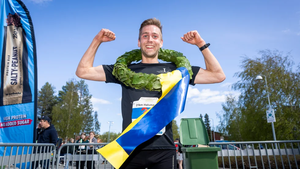Alexander Mathisen från Studentidrotten i Luleå vinner Luleå stadsmara 2023.