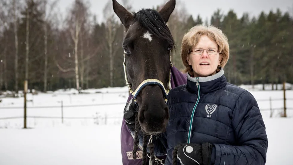 Mer tid till ridande. Den senaste tiden har Helena Thisner satsat mer tid på det egna ridandet. Tessan, som är den ena av de två hästar hon tränar med, föddes här på gården 2008.