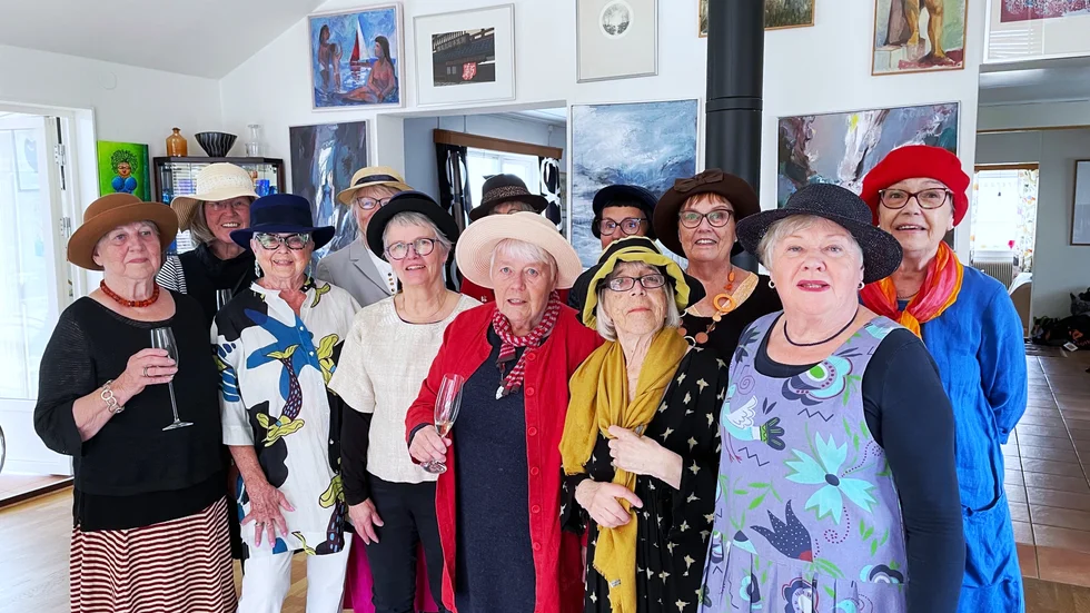 Bokcirkelns damer, bakre raden: Bibbi Rånby, Britt Israelsson, Anita Johansson (skymd) , Birgitta Wikström, Inger Lovén och Maria W Numan.
Främre raden: Ulla Johansson, Birgitta Vikström-Berglund, Anna-Britta Öjemar, Lena Hannu, Marianne Johansson och Birgit Wikström.
