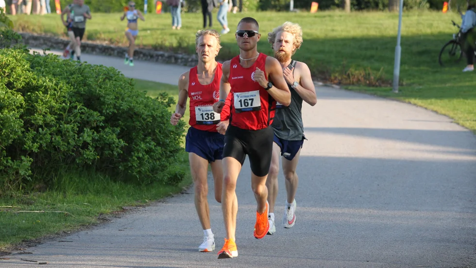 De tre främsta i Västerviksmilen, från vänster segraren David Nilsson, tvåan Andreas Davidsson, längst fram, och trean Hjalmar Selskog.