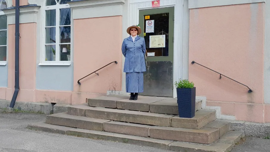 ”Vi är så otroligt stolta över att ha haft henne här”, säger Marit Snaar om Wilhelmina Skogh. På bilden står Marit utanför stationshuset i Storvik. 
