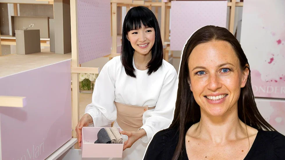 Marie Kondo visar hur man viker sina kläder enligt hennes speciella metod.