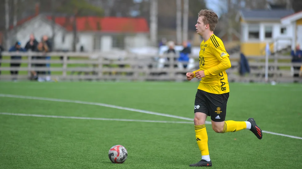 Kevin Fredriksson och hans Notvikens IK stof ör ännu en tung hemmaförlust när topplaget Skellefteå besökte Tunavallen.