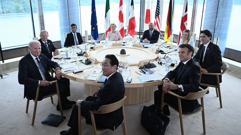 Ledare för de sju G7-länderna och EU under fredagens möte i Hiroshima. Medsols från vänster syns USA:s president Joe Biden, Tysklands förbundskansler Olaf Scholz, Storbritanniens premiärminister Rishi Sunak, EU-kommissionens chef Ursula von der Leyen, EU:s rådsordförande Charles Michel, Italiens premiärminister Giorgia Meloni, Kanadas premiärminister Justin Trudeau, Frankrikes president Emmanuel Macron och närmast kameran Japans premiärminister Fumio Kishida.